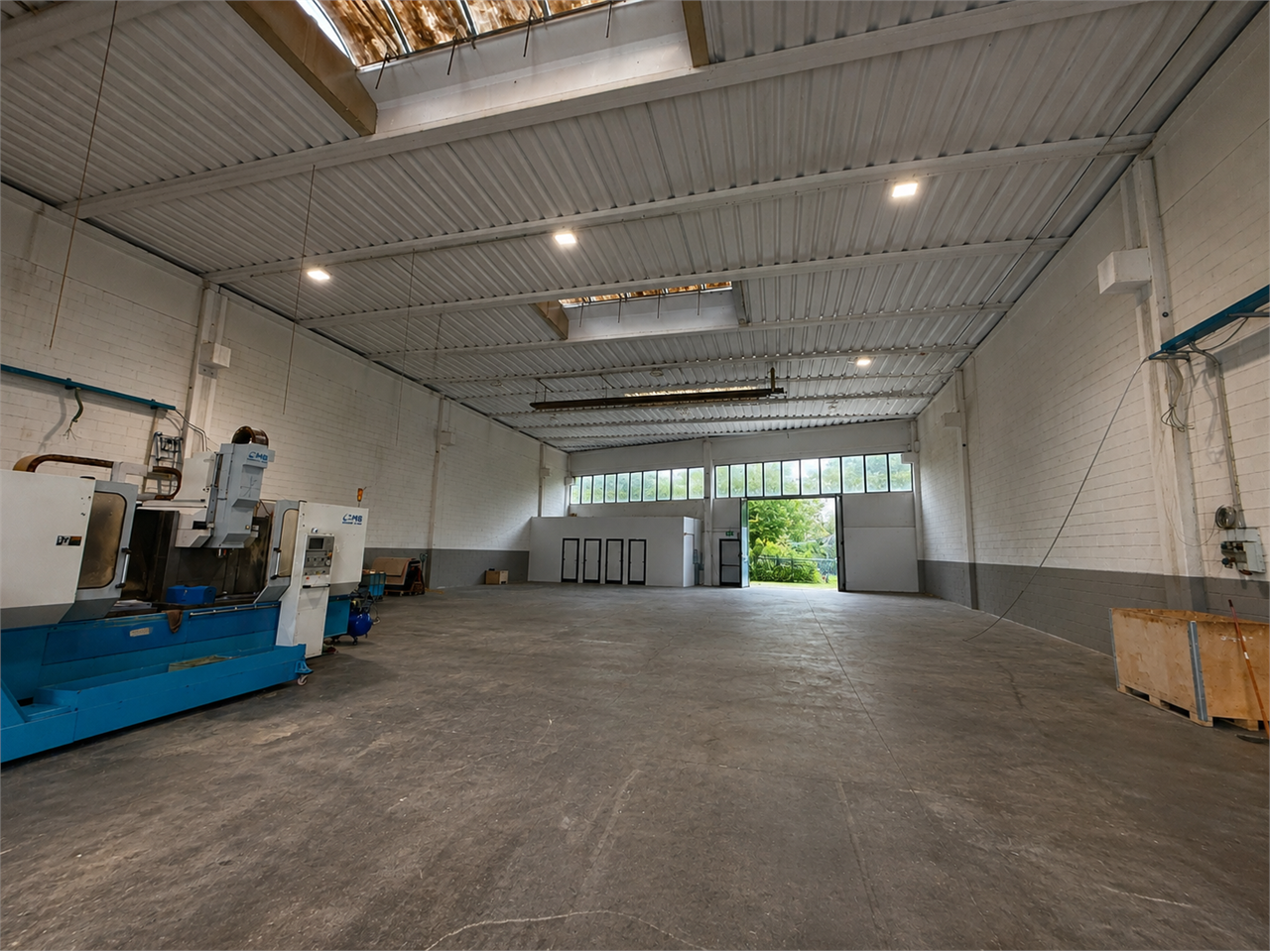 Capannone industriale con mini appartamento