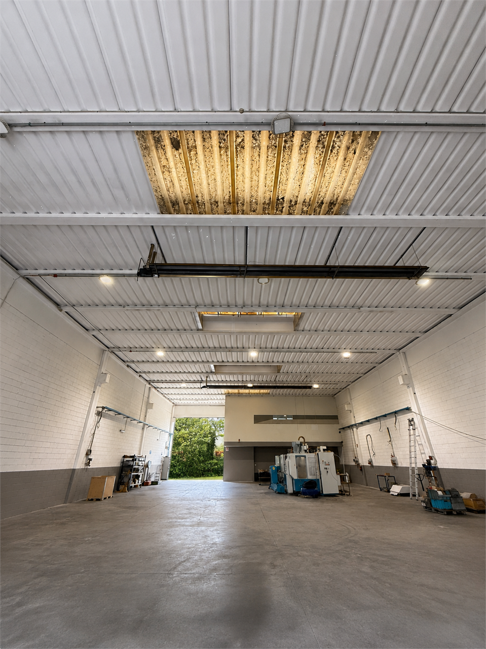 Capannone industriale con mini appartamento