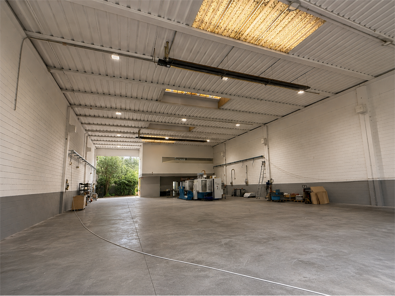 Capannone industriale con mini appartamento
