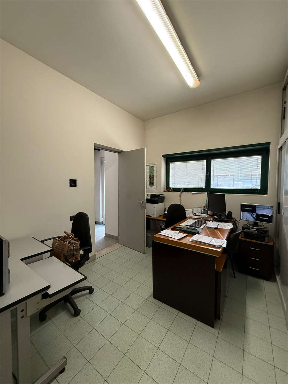Capannone industriale con mini appartamento