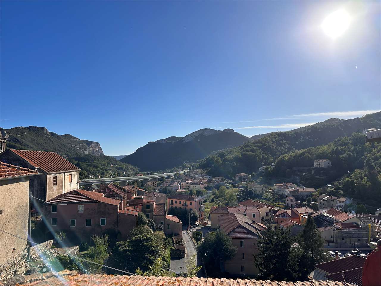 Appartamento in vendita, situato al piano intermedio di una trifamiliare nel suggestivo borgo ligure[...]