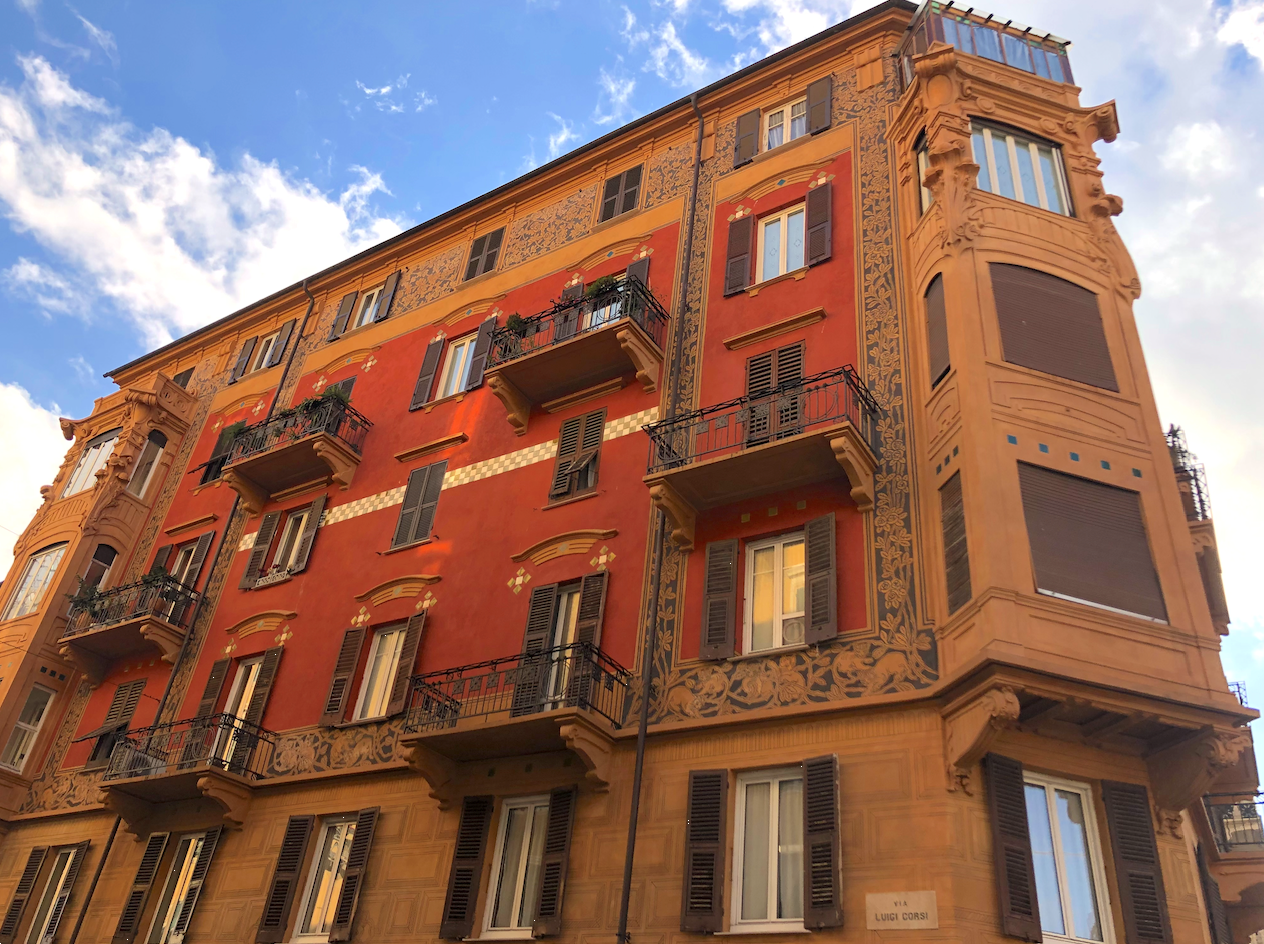 NEL FAMOSO “PALAZZO DEI GATTI” ALLOGGIO DI 4 CAMERE DA LETTO, DUE BAGNI, 4 BALCONI - SOFFITTA

P[...]