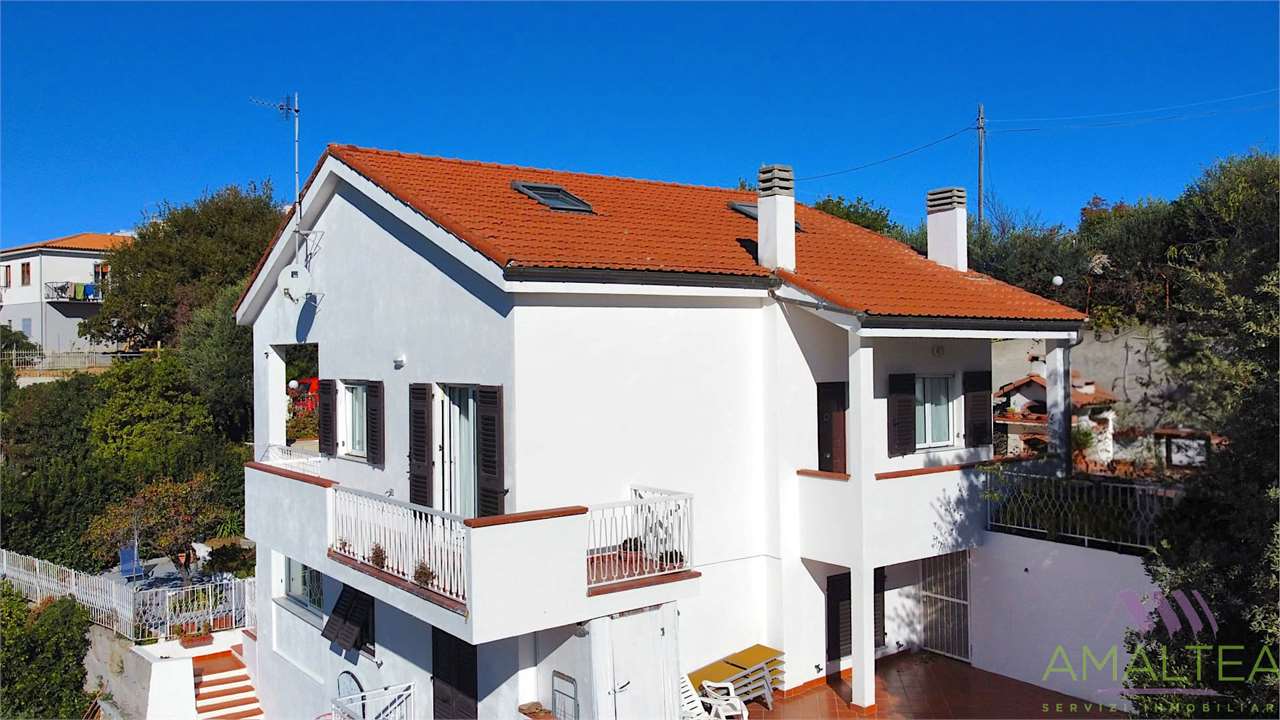 Voze (Noli) – Elegante casa semindipendente con giardino e scorcio mare

Immersa nella quiete di V[...]