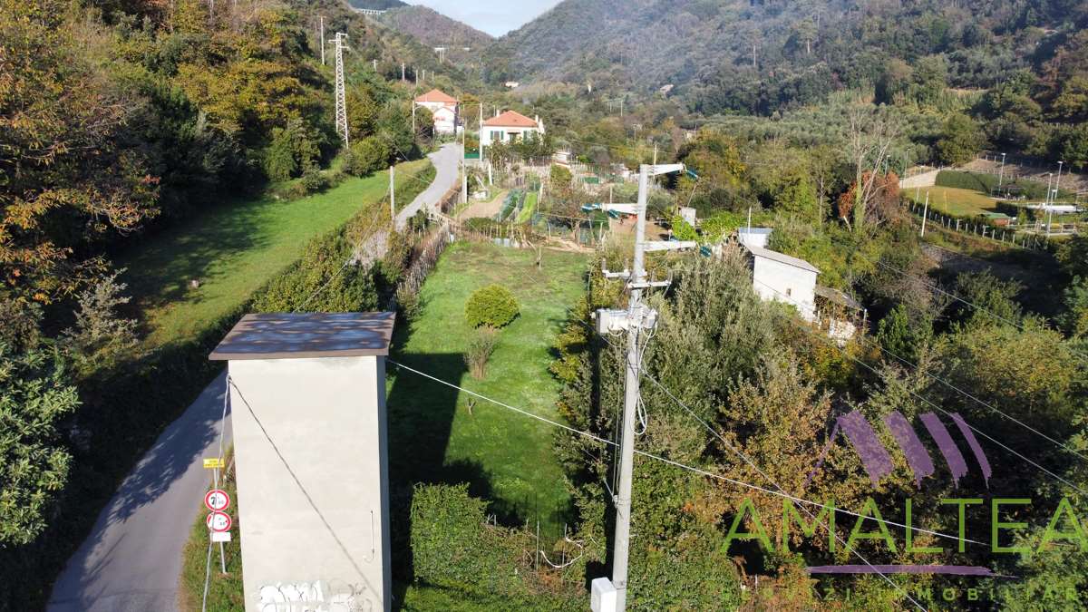 Vi proponiamo un bel terreno agricolo di circa 2.500 mq in via Tecci, a solo 2,5 km dal centro di Qu[...]