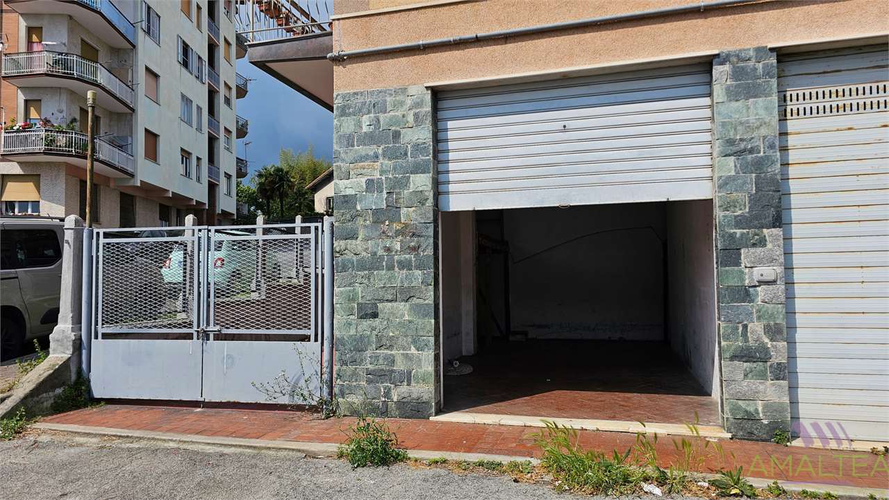 Locazione ampio box auto piano terreno a cui si somma un cortile esterno cintato

Ci troviamo in Via[...]