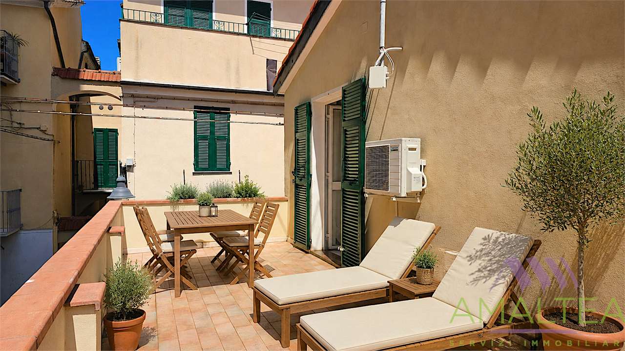 Spotorno, casa semindipendente in centro storico a 50 mt dal mare - Ampia corte esterna cintata - te[...]