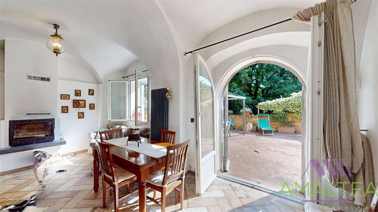 Semindipendente con ampia terrazza e terreno - tre camere e due bagni - ristrutturato

Ci permetti u[...]