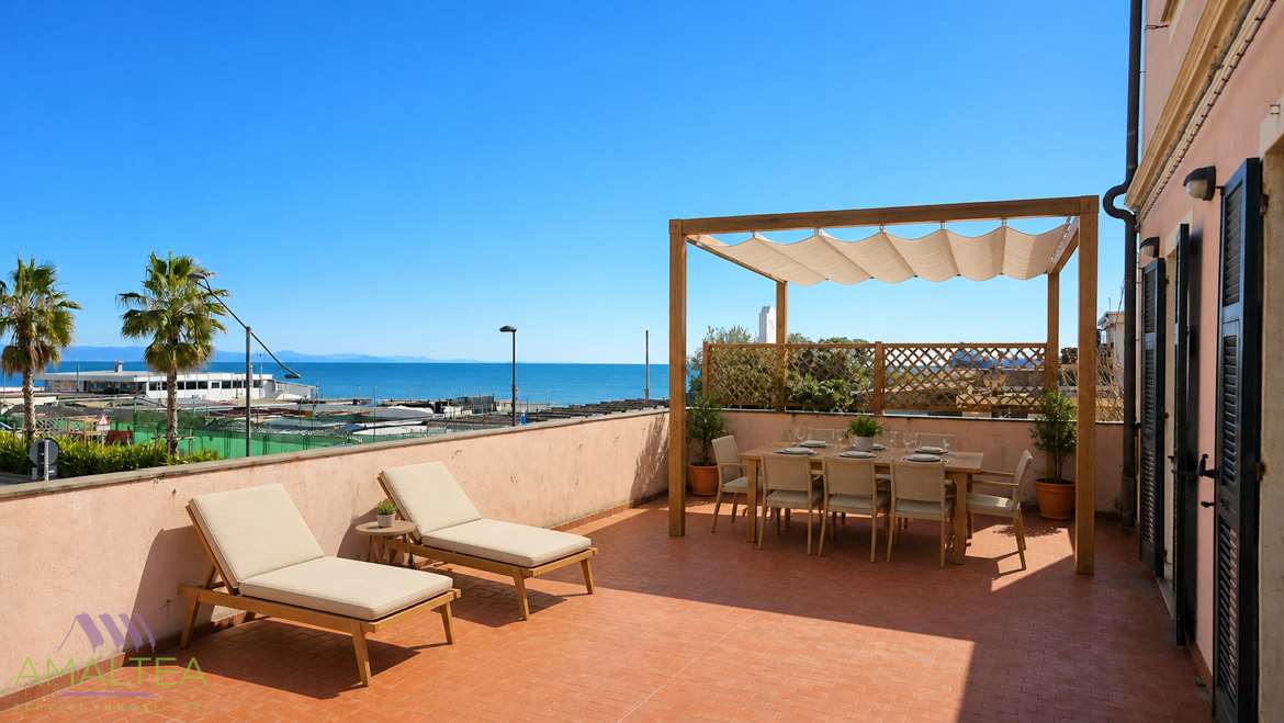 Grande terrazza di circa 80 mq fronte mare, alloggio 5 locali con due camere, studio, sala, cucina, [...]