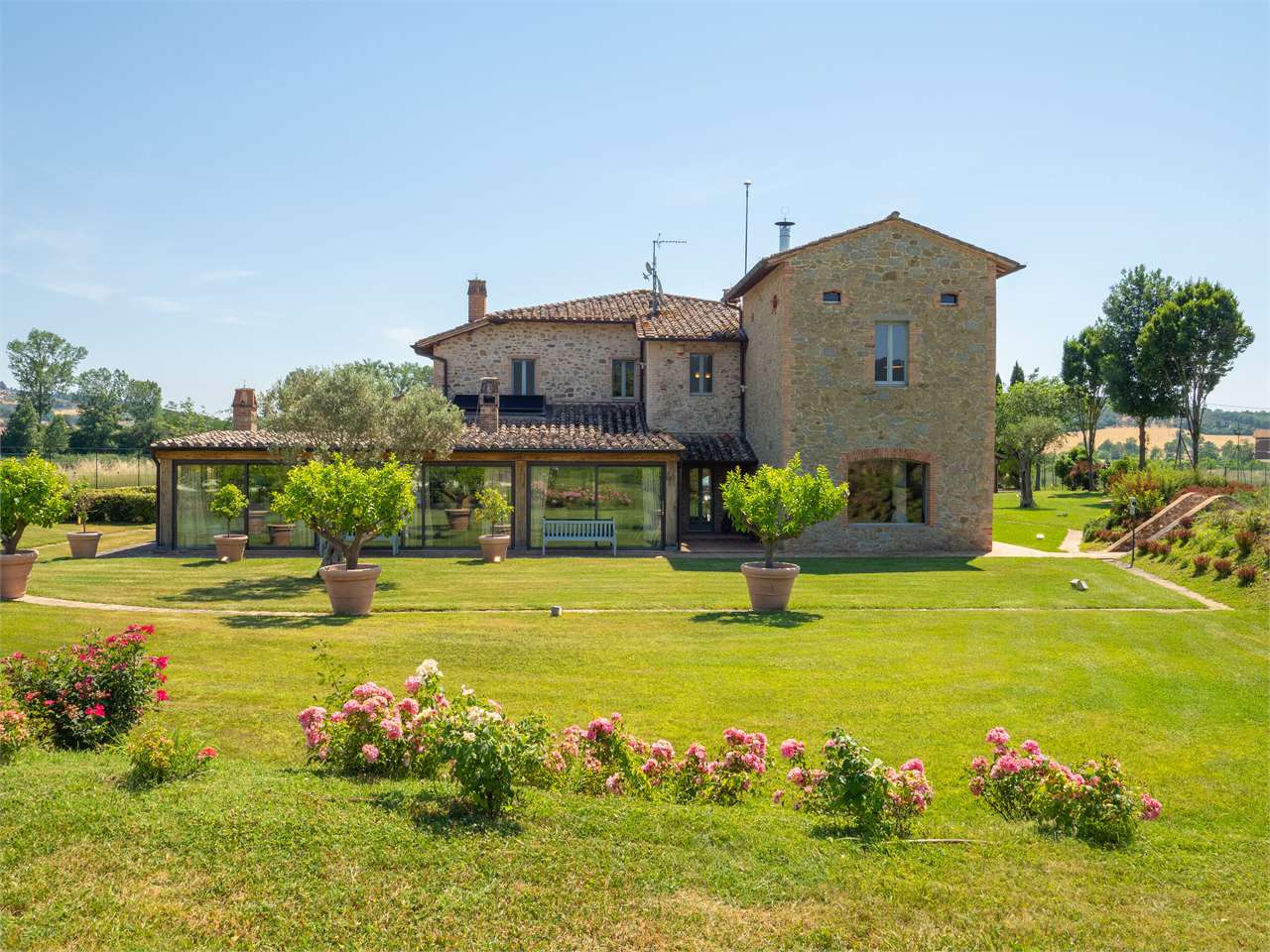 Casale di prestigio ristrutturato con piscina — di prestigio in vendita a Perugia zona Mugnano — anteprima 2