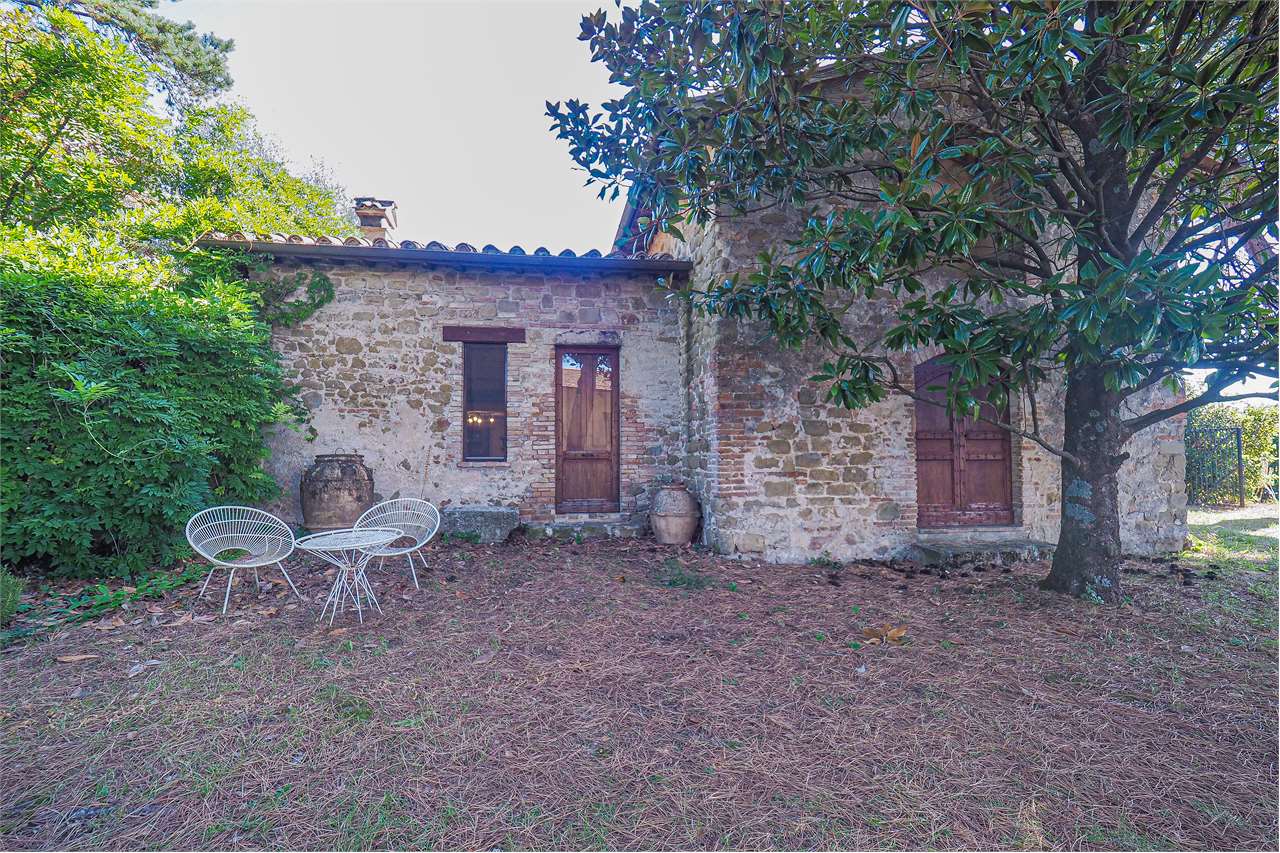 VILLA SINGOLA DA RISTRUTTURARE — Commerciale di prestigio in vendita a Perugia — anteprima 2