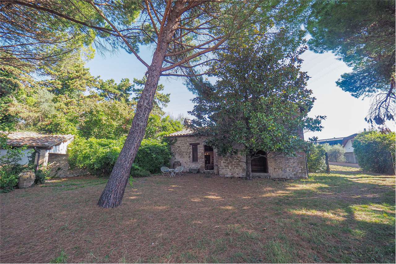 VILLA SINGOLA DA RISTRUTTURARE — Commerciale di prestigio in vendita a Perugia — anteprima 3