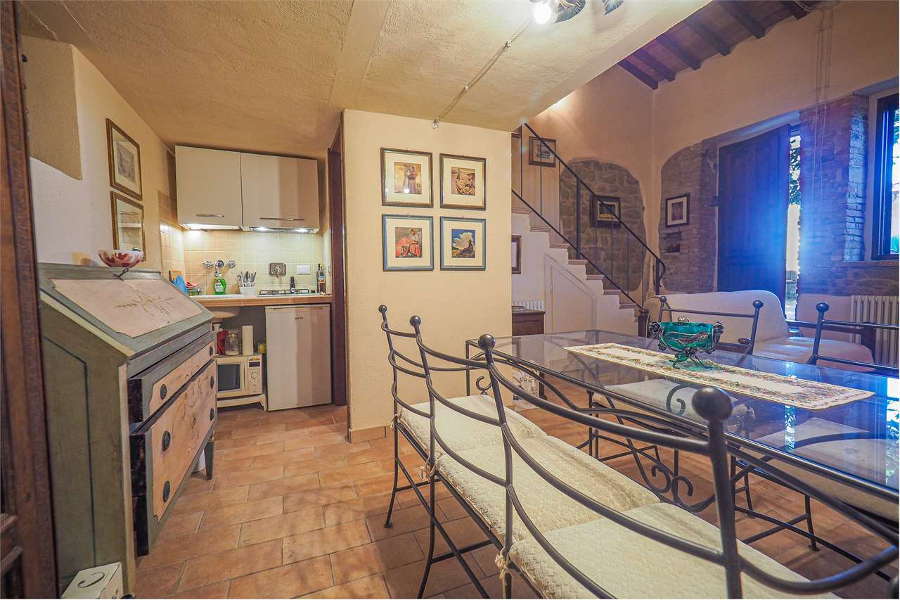 VILLA SINGOLA DA RISTRUTTURARE — Commerciale di prestigio in vendita a Perugia — anteprima 9