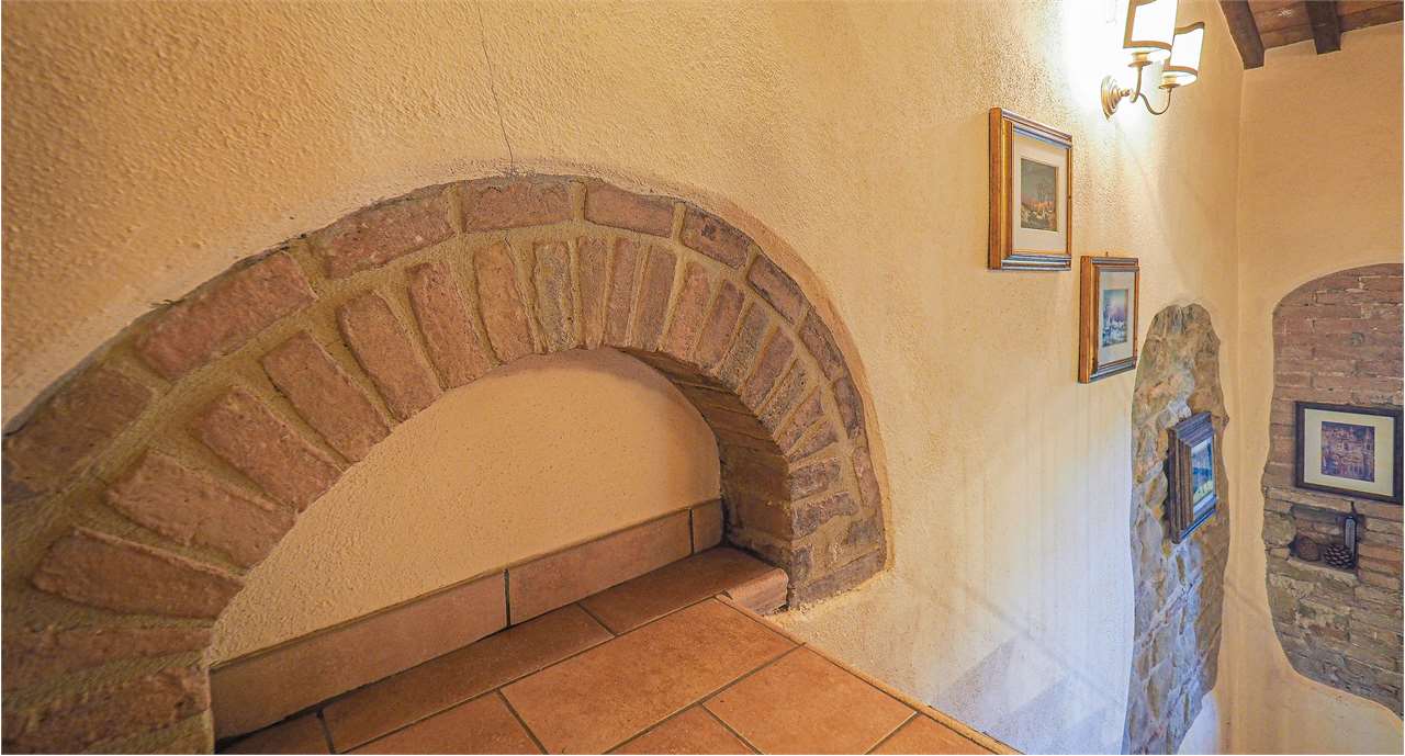 VILLA SINGOLA DA RISTRUTTURARE — Commerciale di prestigio in vendita a Perugia — anteprima 14