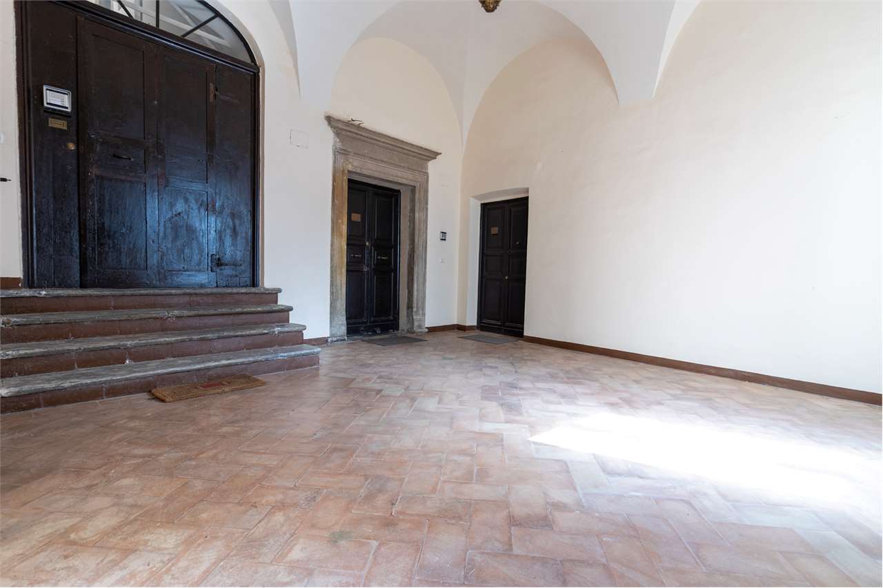Residenza nobiliare del ‘500 con giardino privato — Appartamento venduto a Spoleto — anteprima 6