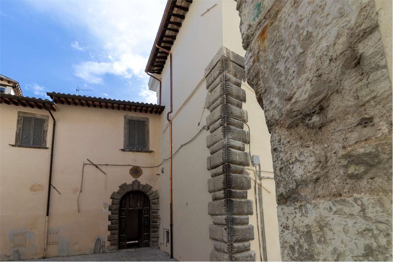 Residenza nobiliare del ‘500 con giardino privato — Appartamento venduto a Spoleto — anteprima 7