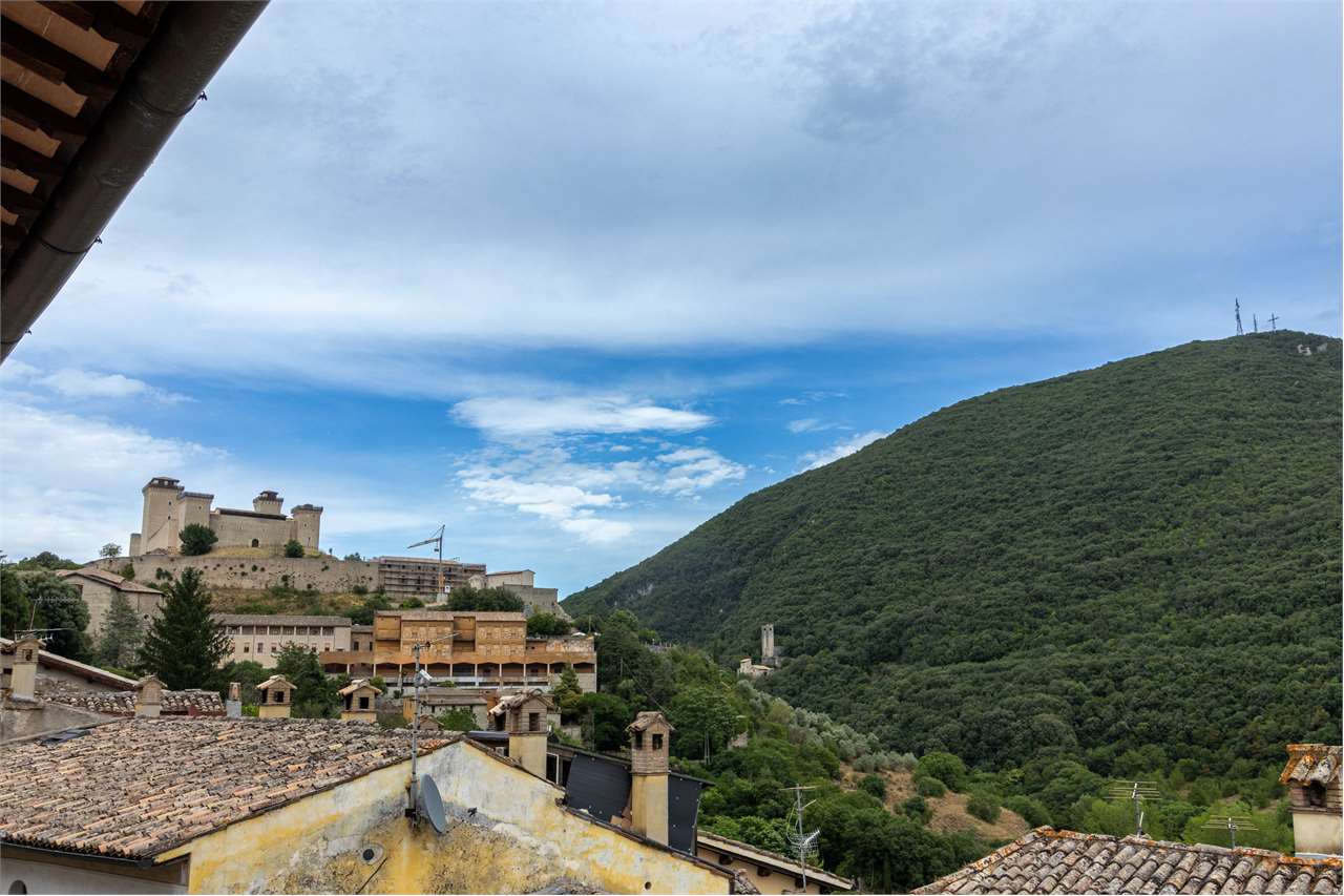 Residenza nobiliare del ‘500 con giardino privato — Appartamento venduto a Spoleto — anteprima 2