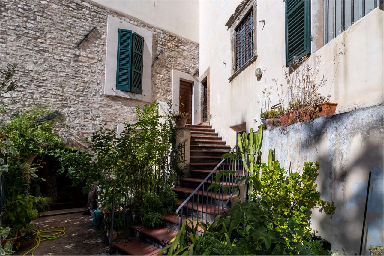 Residenza nobiliare del ‘500 con giardino privato — Appartamento venduto a Spoleto — anteprima 13