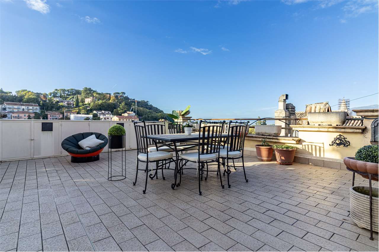 Dimora di pregio con terrazza panoramica di 100 mq e posto auto. — di prestigio in vendita a Spoleto — anteprima 21