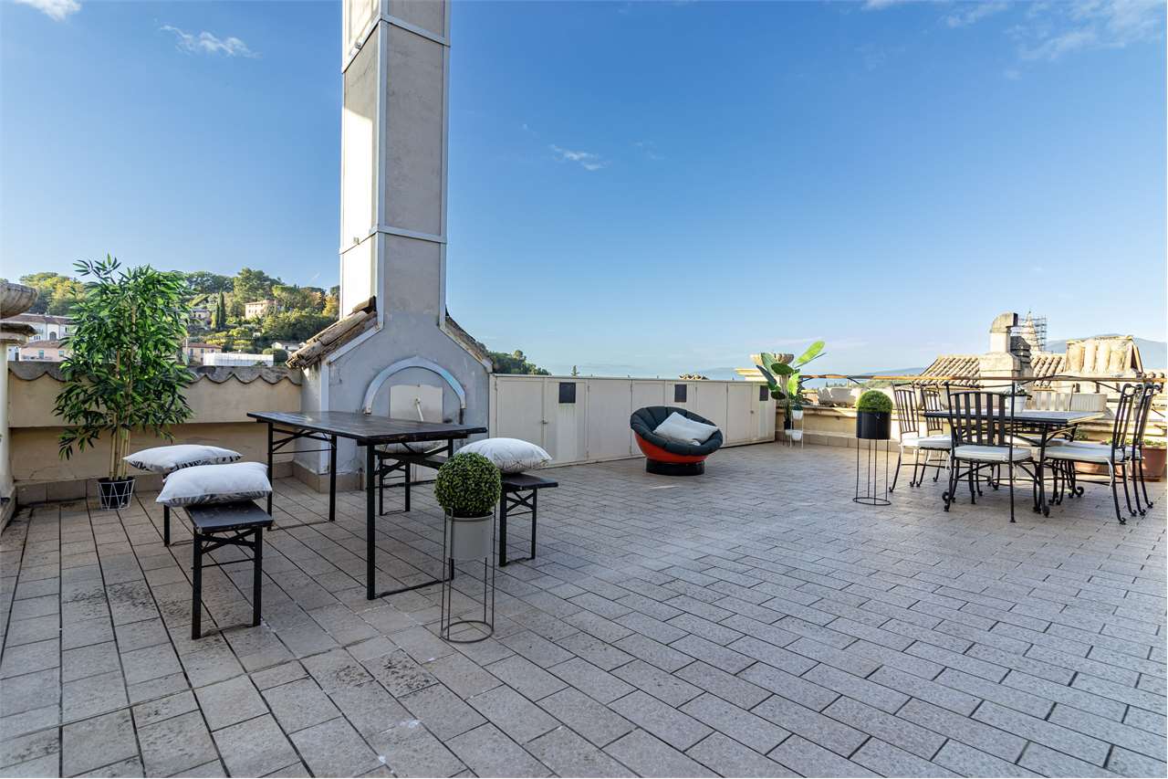 Dimora di pregio con terrazza panoramica di 100 mq e posto auto. — di prestigio in vendita a Spoleto — anteprima 22