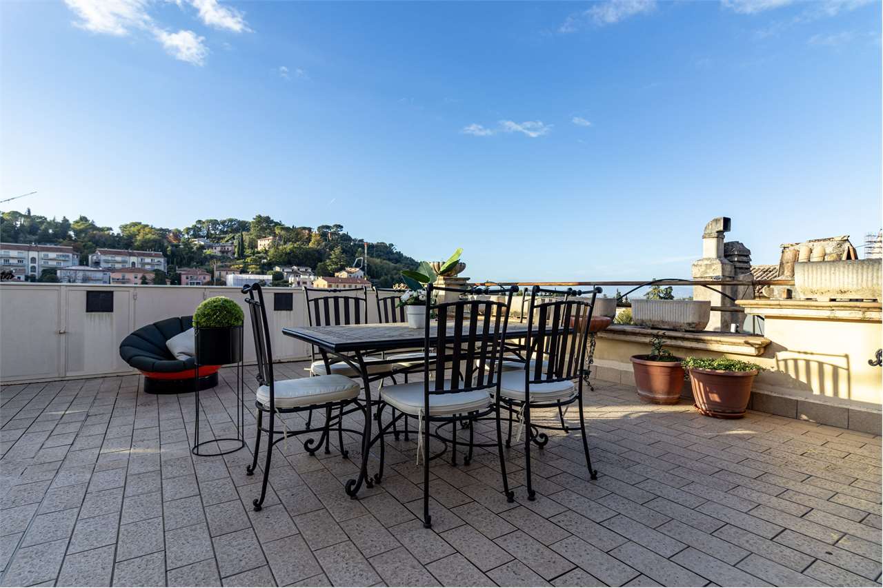 Dimora di pregio con terrazza panoramica di 100 mq e posto auto. — di prestigio in vendita a Spoleto — anteprima 23