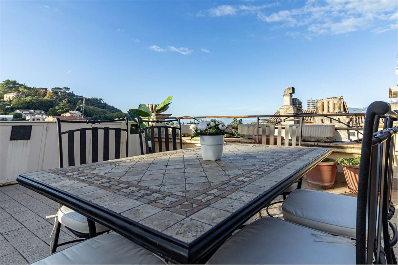 Dimora di pregio con terrazza panoramica di 100 mq e posto auto. — di prestigio in vendita a Spoleto — anteprima 24