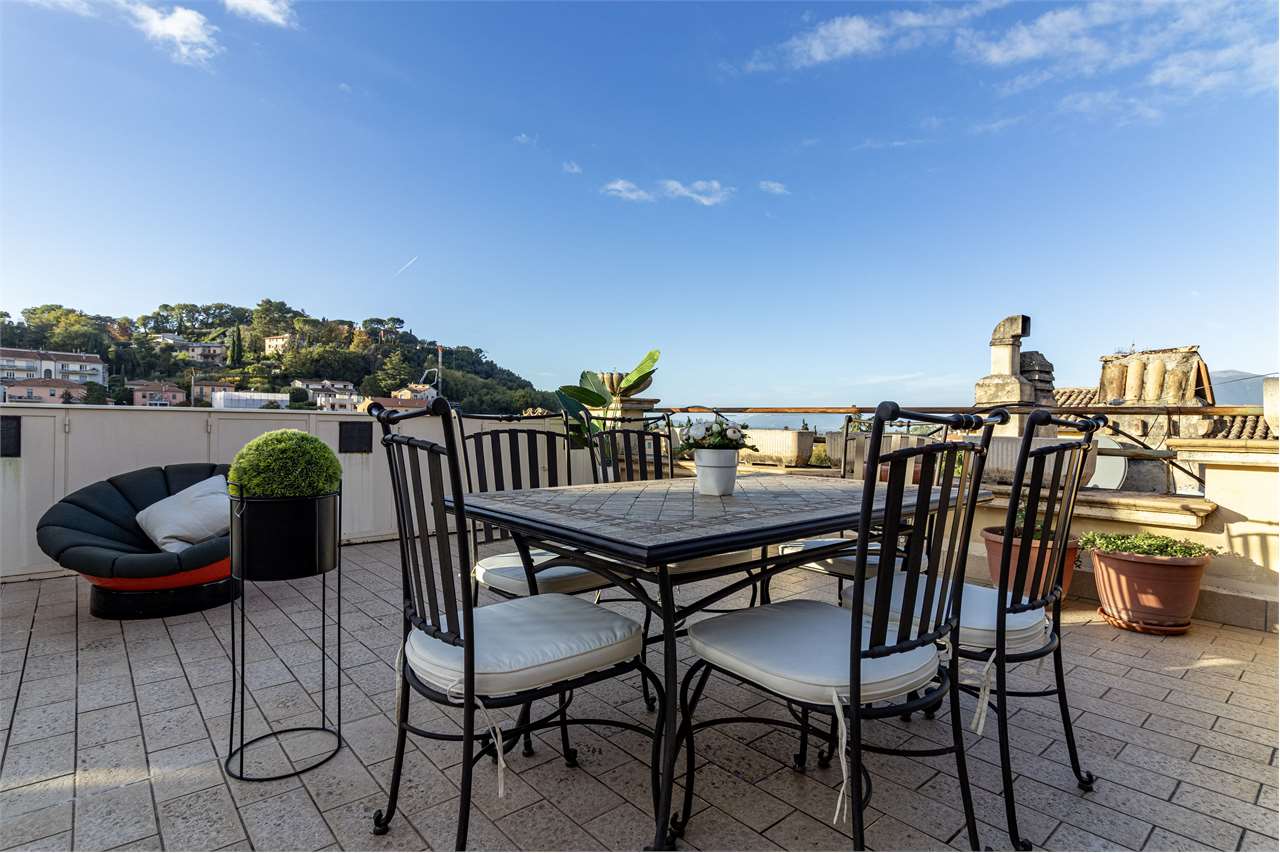 Dimora di pregio con terrazza panoramica di 100 mq e posto auto. — di prestigio in vendita a Spoleto — anteprima 25