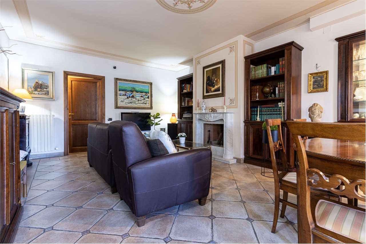 Dimora di pregio con terrazza panoramica di 100 mq e posto auto. — di prestigio in vendita a Spoleto — anteprima 37