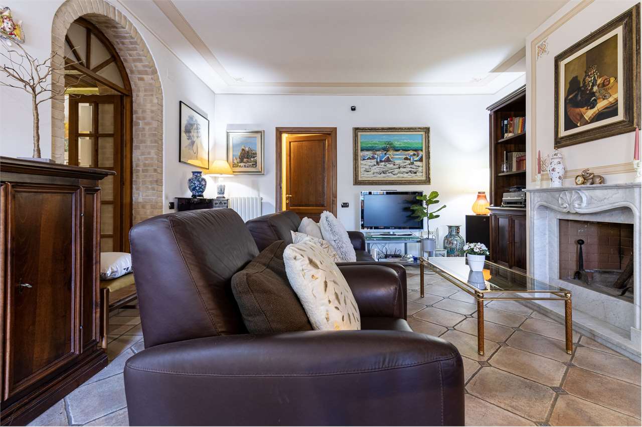 Dimora di pregio con terrazza panoramica di 100 mq e posto auto. — di prestigio in vendita a Spoleto — anteprima 41