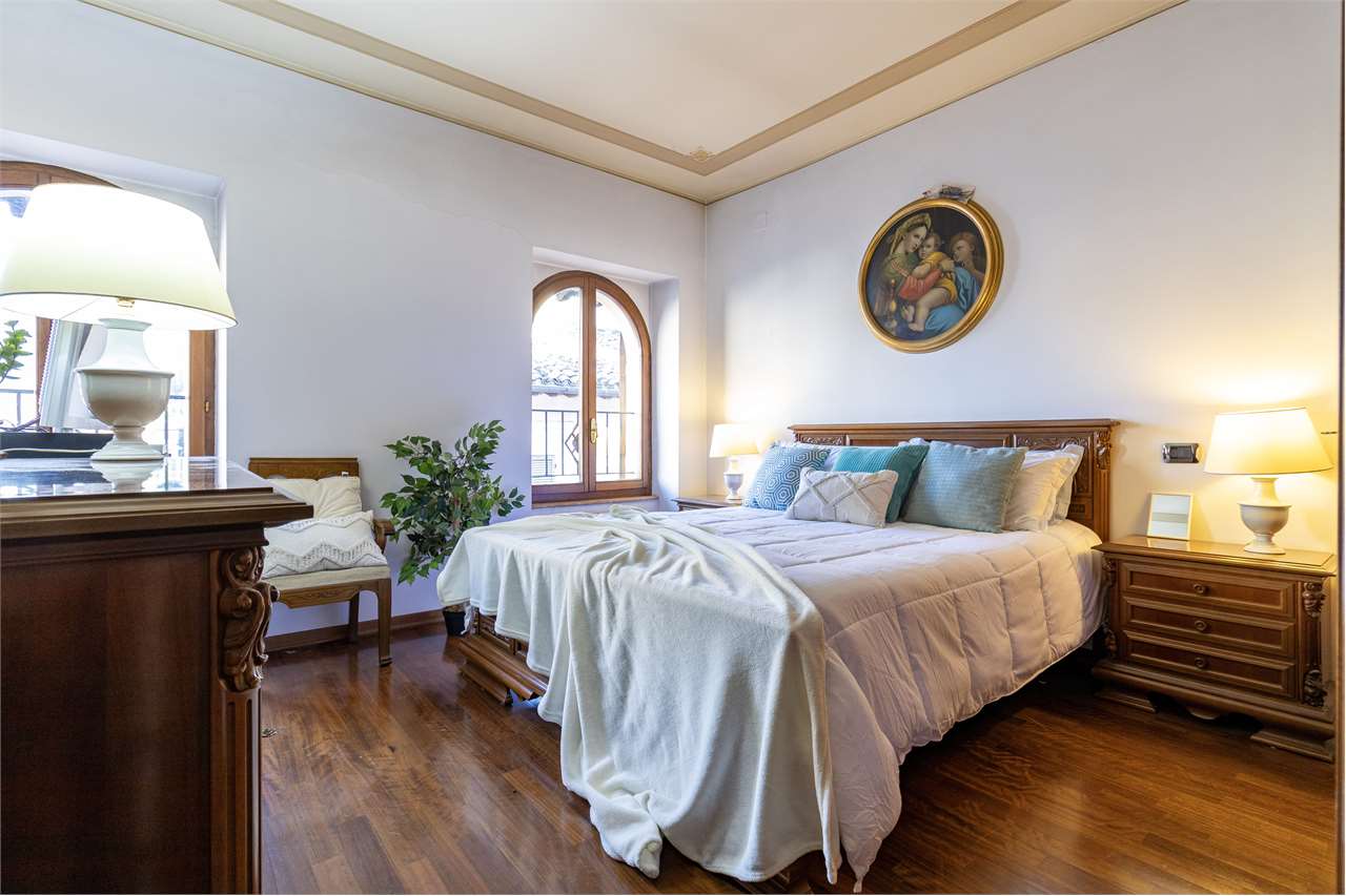 Dimora di pregio con terrazza panoramica di 100 mq e posto auto. — di prestigio in vendita a Spoleto — anteprima 4