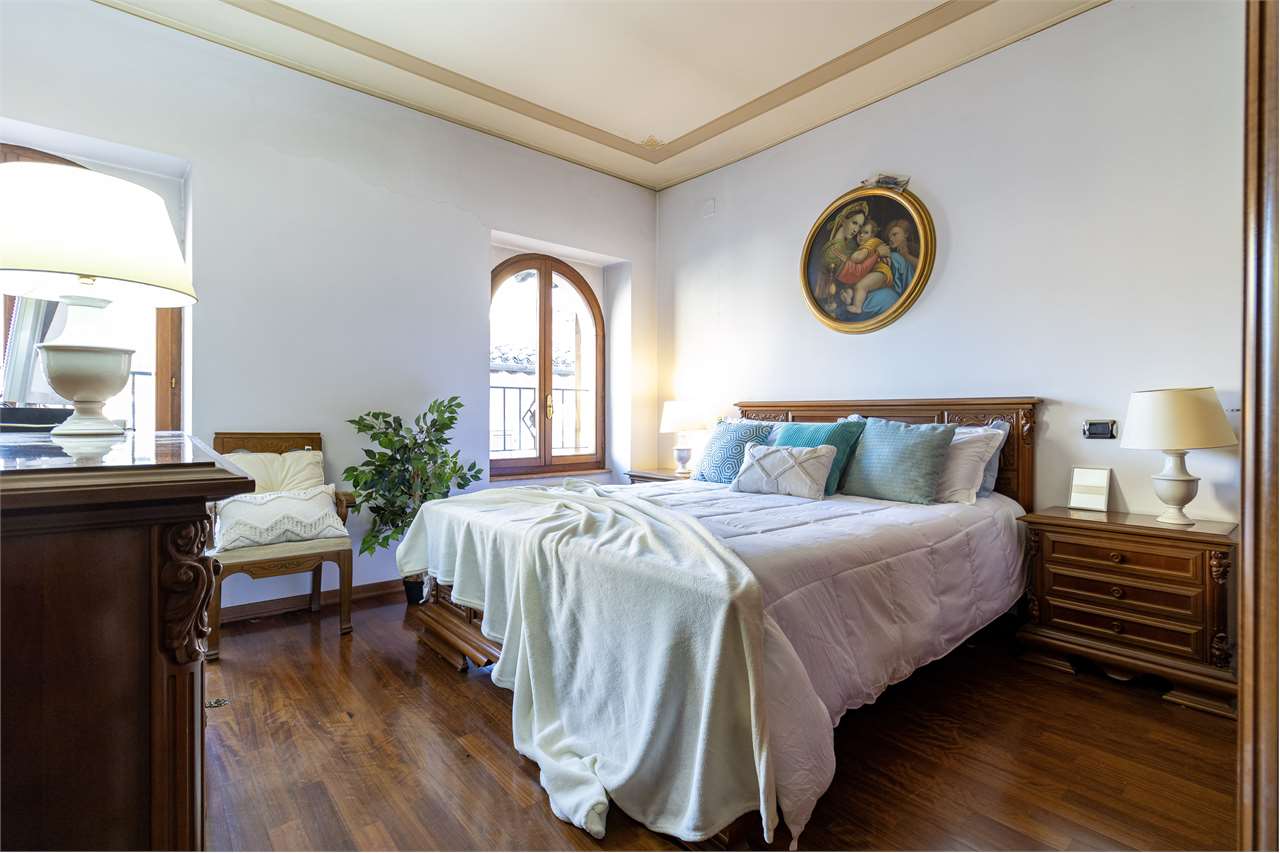 Dimora di pregio con terrazza panoramica di 100 mq e posto auto. — di prestigio in vendita a Spoleto — anteprima 50