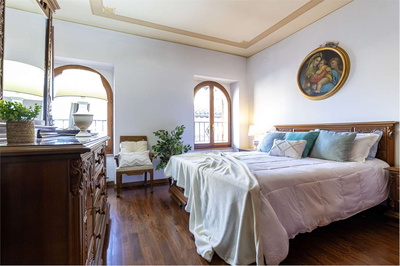 Dimora di pregio con terrazza panoramica di 100 mq e posto auto. — di prestigio in vendita a Spoleto — anteprima 60