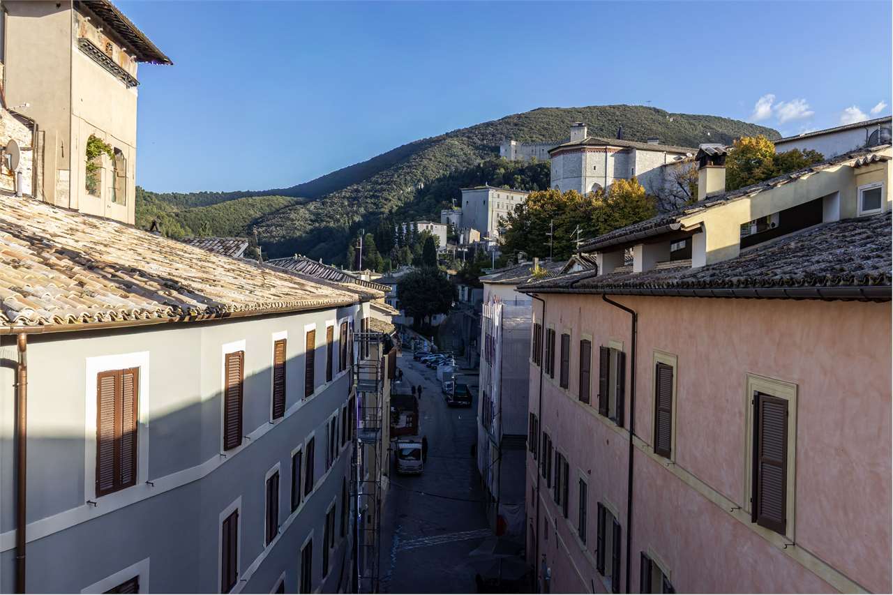 Dimora di pregio con terrazza panoramica di 100 mq e posto auto. — di prestigio in vendita a Spoleto — anteprima 61