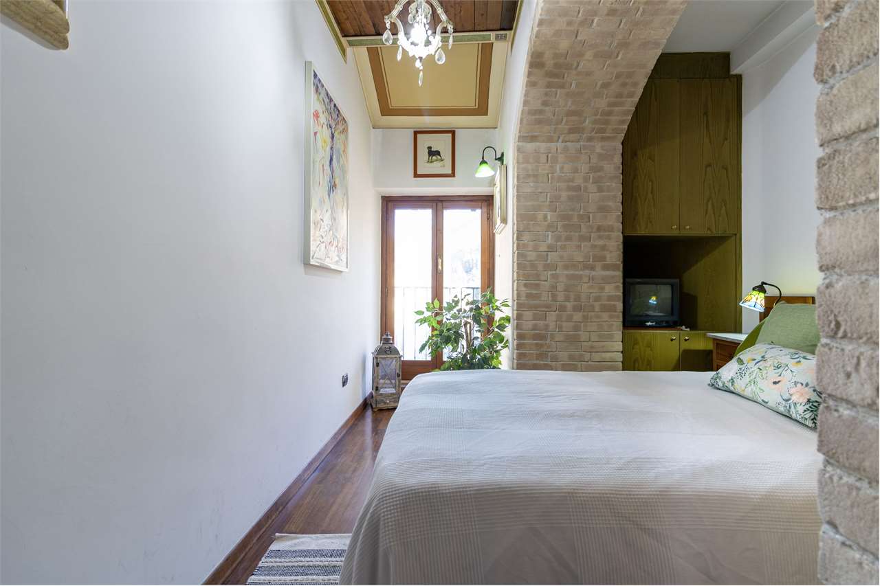 Dimora di pregio con terrazza panoramica di 100 mq e posto auto. — di prestigio in vendita a Spoleto — anteprima 65