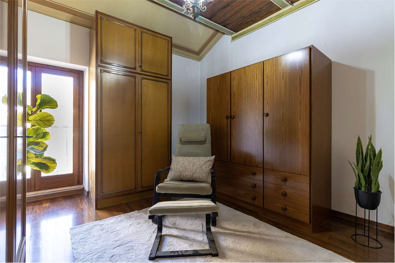 Dimora di pregio con terrazza panoramica di 100 mq e posto auto. — di prestigio in vendita a Spoleto — anteprima 80