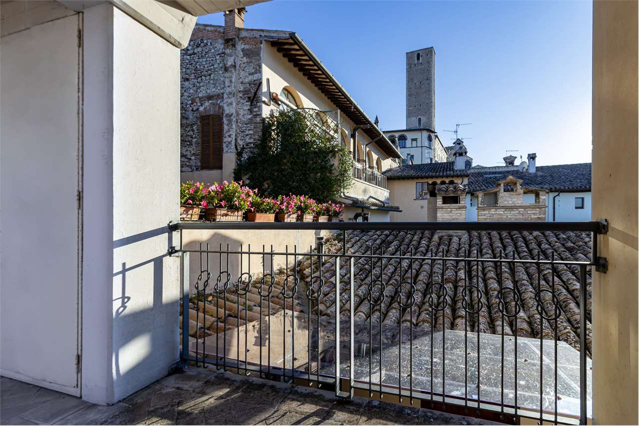 Dimora di pregio con terrazza panoramica di 100 mq e posto auto. — di prestigio in vendita a Spoleto — anteprima 88