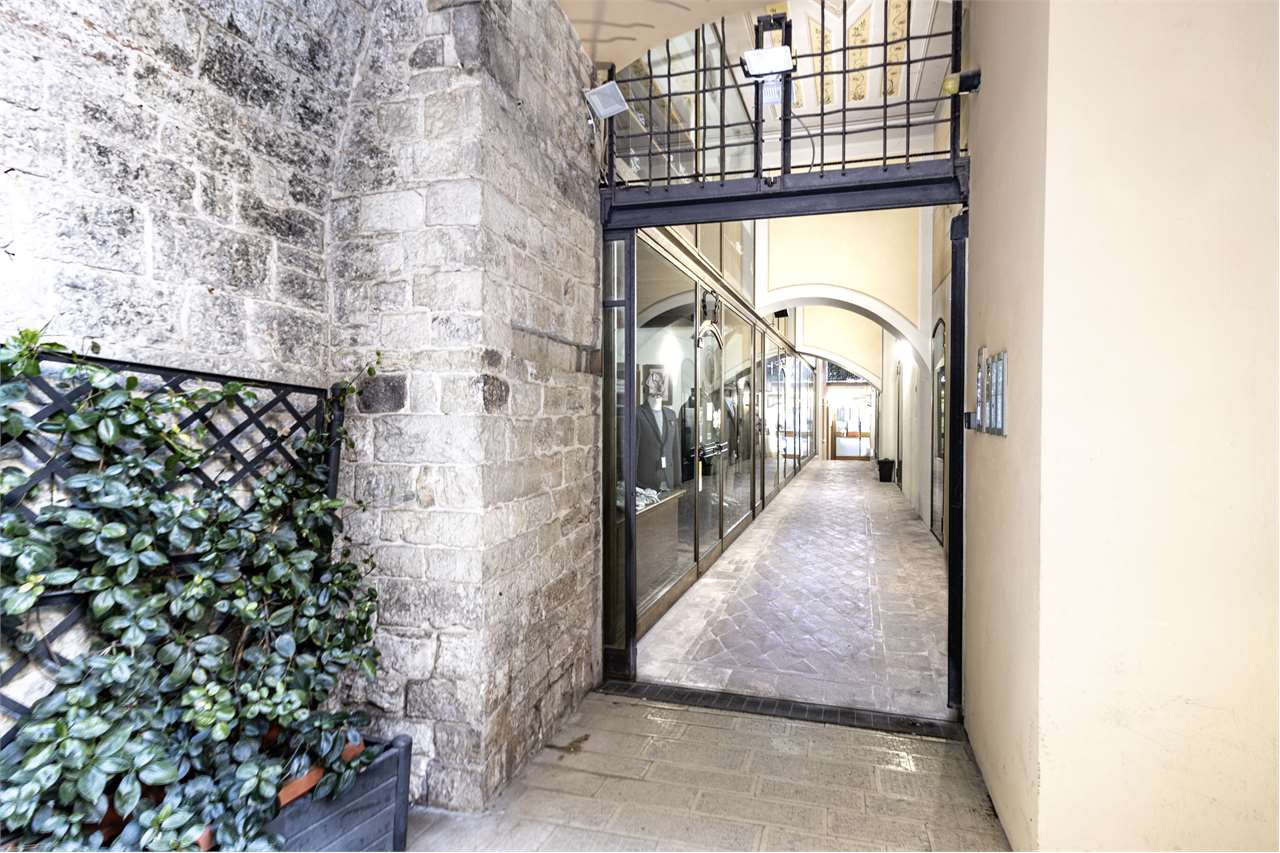 Dimora di pregio con terrazza panoramica di 100 mq e posto auto. — di prestigio in vendita a Spoleto — anteprima 90