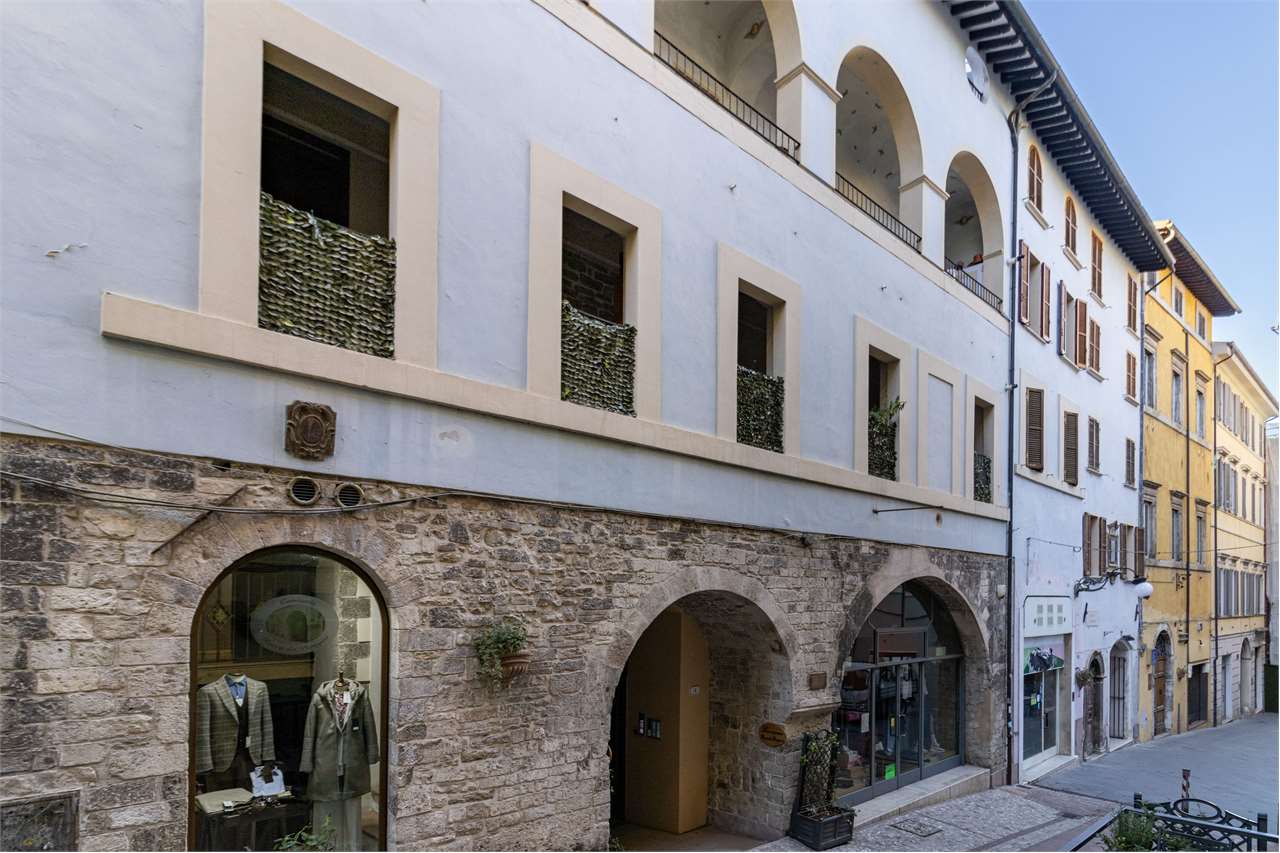 Dimora di pregio con terrazza panoramica di 100 mq e posto auto. — di prestigio in vendita a Spoleto — anteprima 91