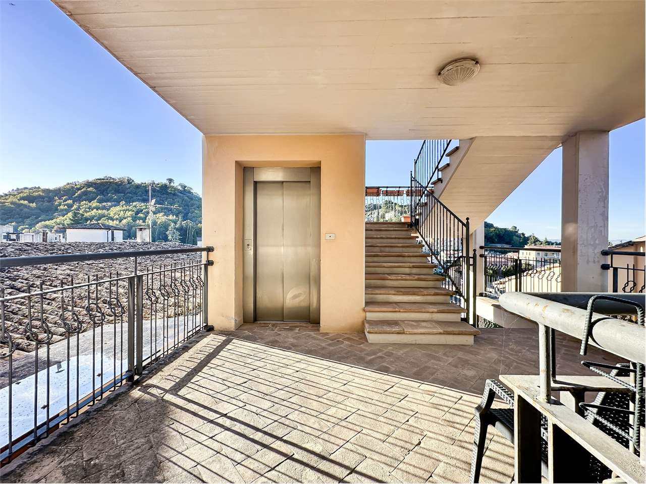Dimora di pregio con terrazza panoramica di 100 mq e posto auto. — di prestigio in vendita a Spoleto — anteprima 92