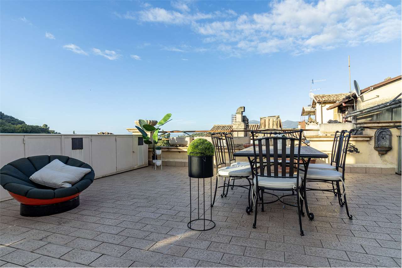Dimora di pregio con terrazza panoramica di 100 mq e posto auto. — di prestigio in vendita a Spoleto — anteprima 93