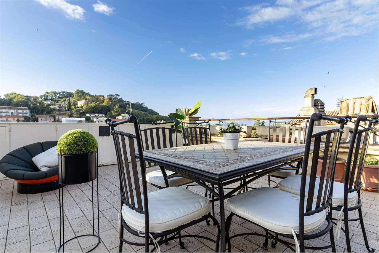 Dimora di pregio con terrazza panoramica di 100 mq e posto auto. — di prestigio in vendita a Spoleto — anteprima 94