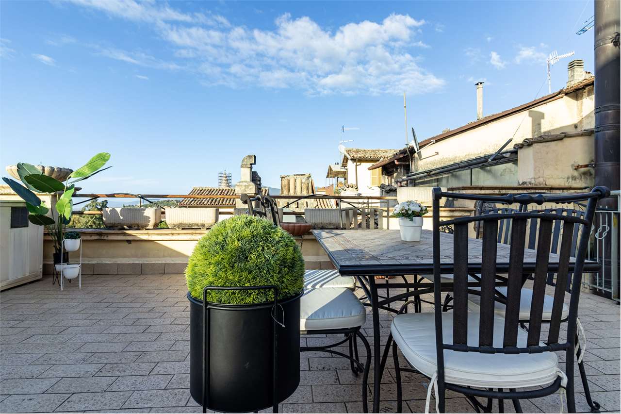 Dimora di pregio con terrazza panoramica di 100 mq e posto auto. — di prestigio in vendita a Spoleto — anteprima 95