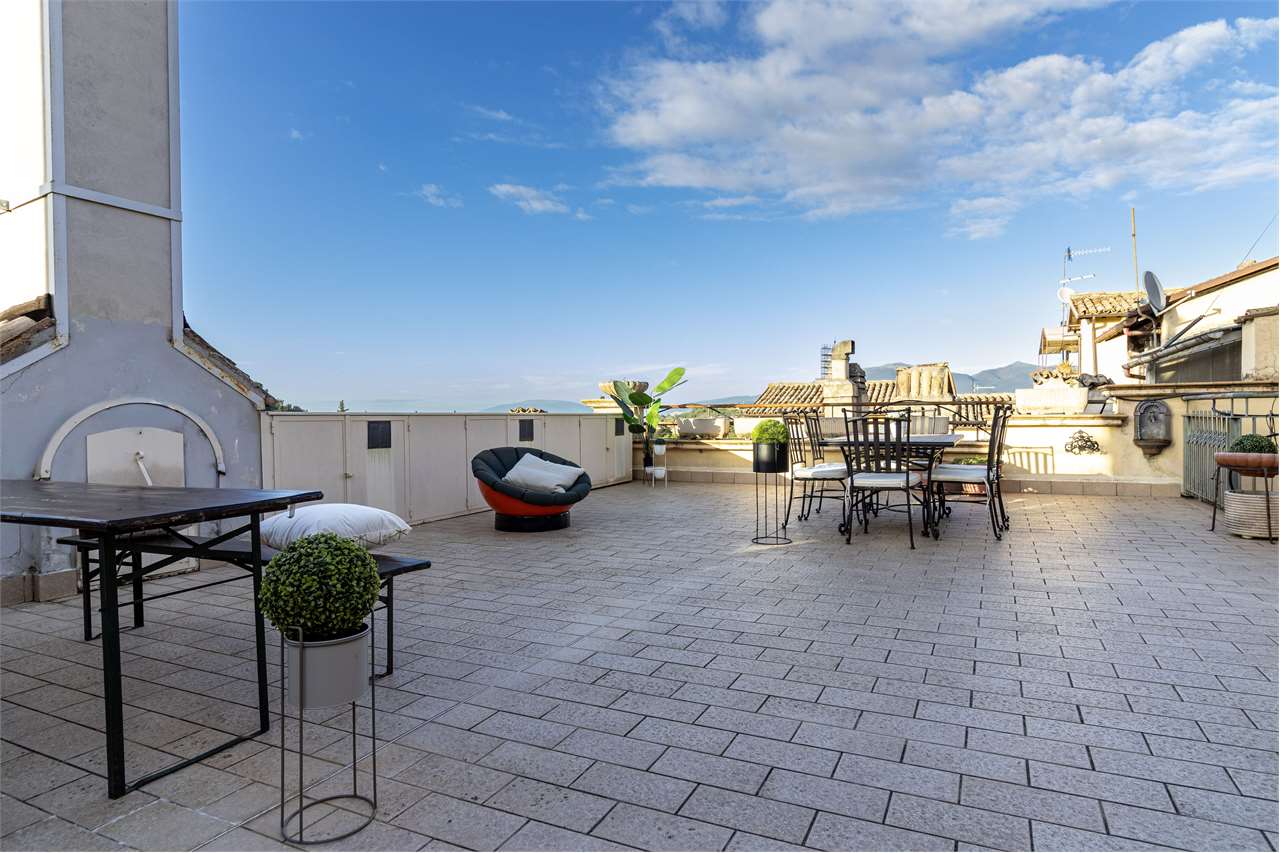 Dimora di pregio con terrazza panoramica di 100 mq e posto auto. — di prestigio in vendita a Spoleto — anteprima 20