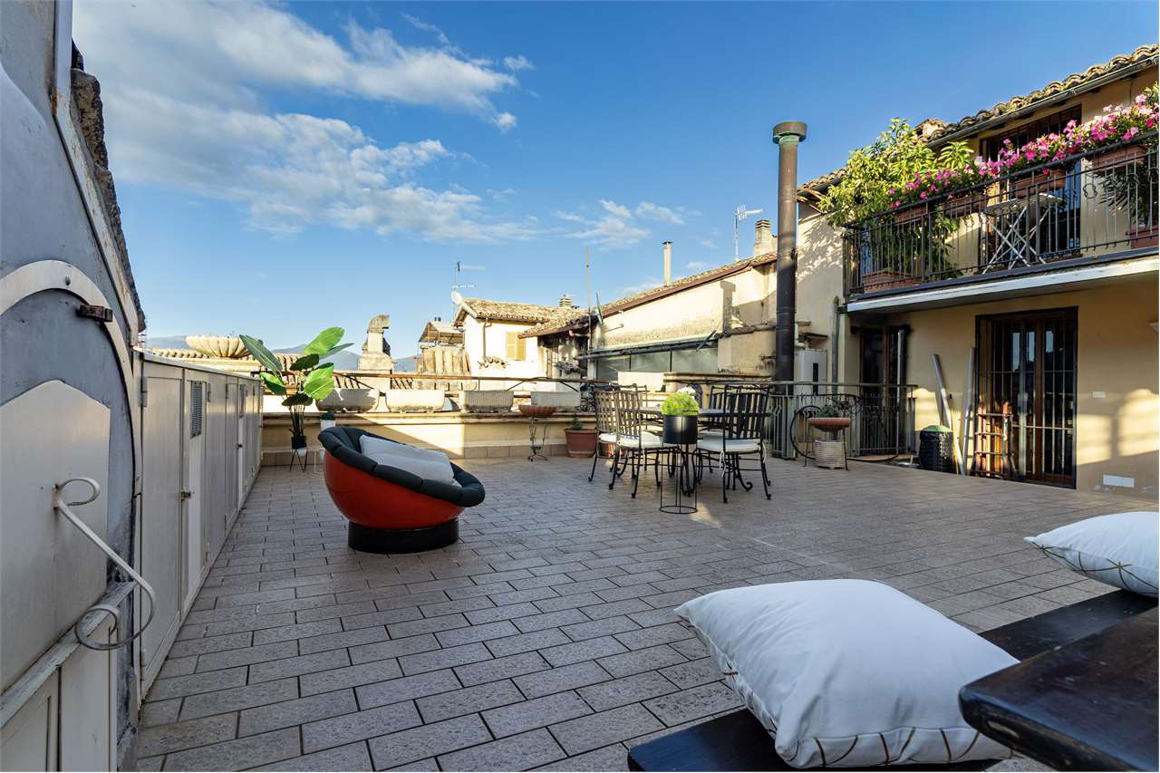 Dimora di pregio con terrazza panoramica di 100 mq e posto auto. — di prestigio in vendita a Spoleto — anteprima 96