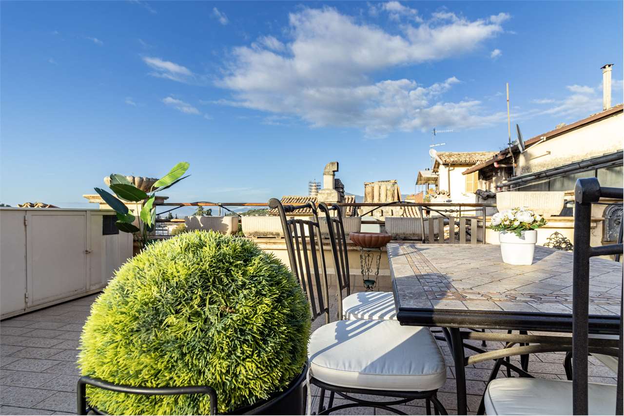 Dimora di pregio con terrazza panoramica di 100 mq e posto auto. — di prestigio in vendita a Spoleto — anteprima 97