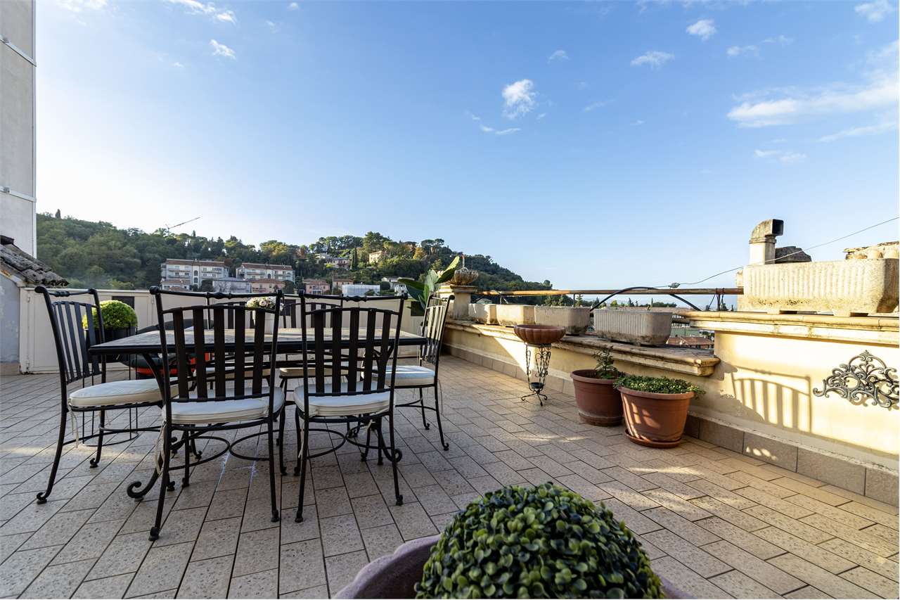 Dimora di pregio con terrazza panoramica di 100 mq e posto auto. — di prestigio in vendita a Spoleto — anteprima 98