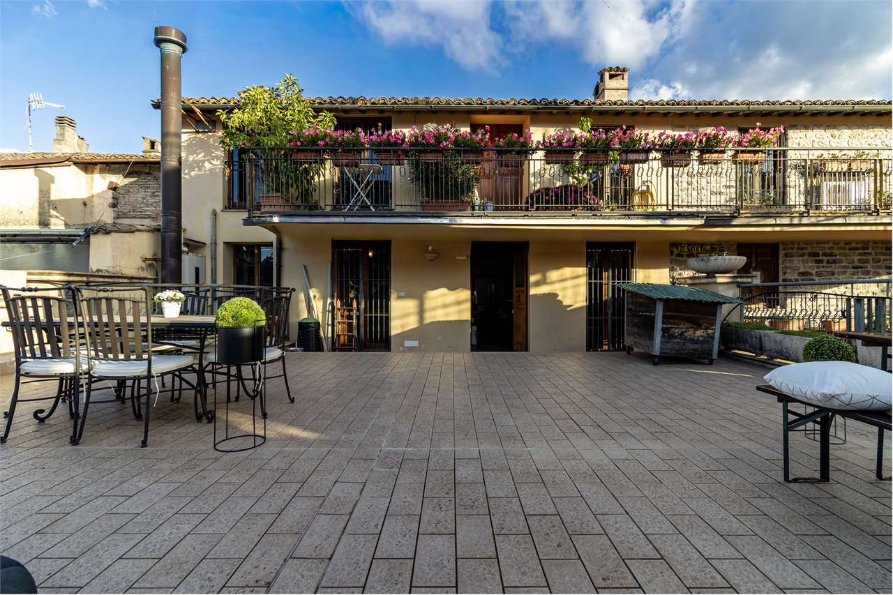 Dimora di pregio con terrazza panoramica di 100 mq e posto auto. — di prestigio in vendita a Spoleto — anteprima 99