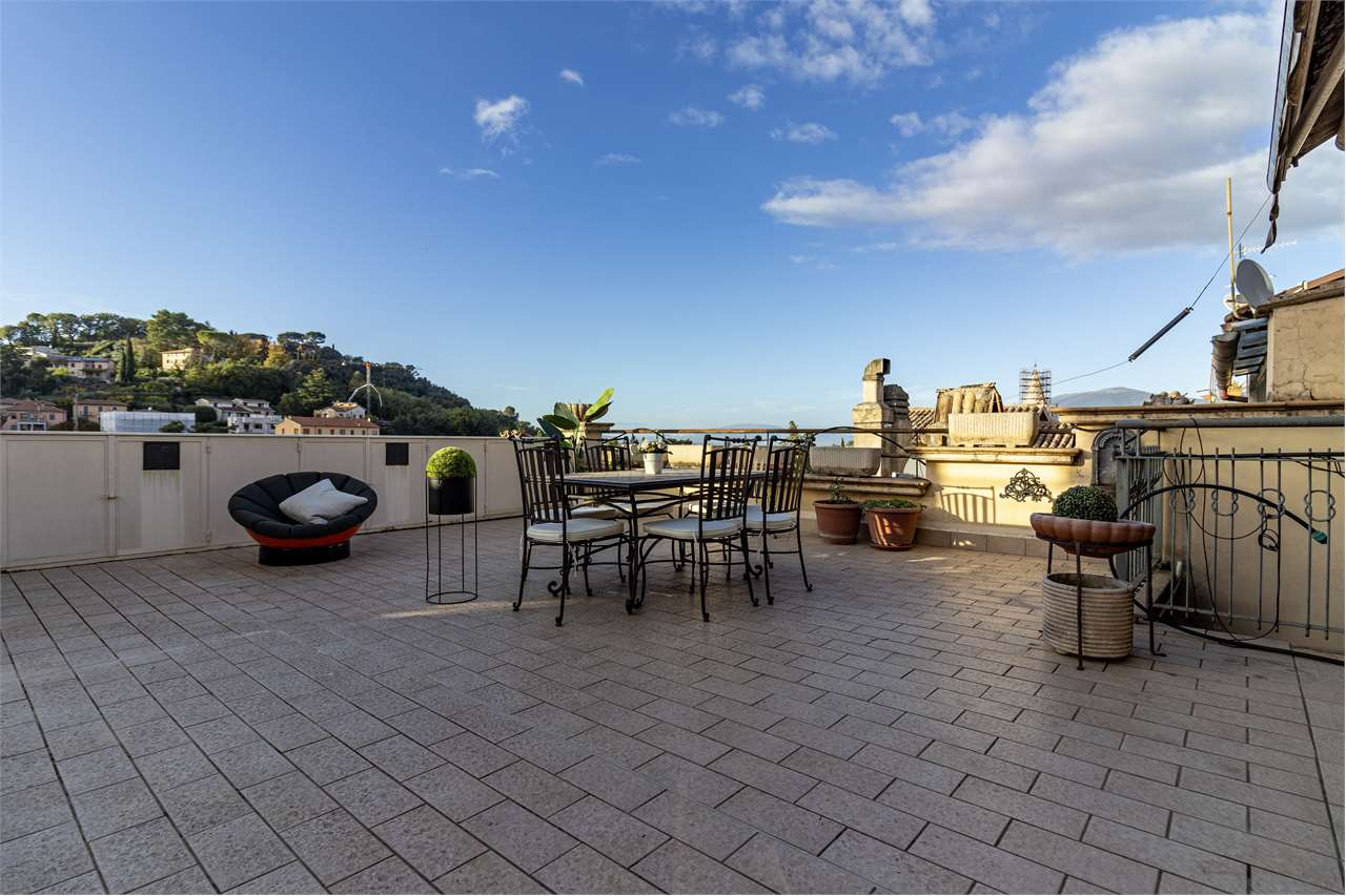 Dimora di pregio con terrazza panoramica di 100 mq e posto auto. — di prestigio in vendita a Spoleto — anteprima 17