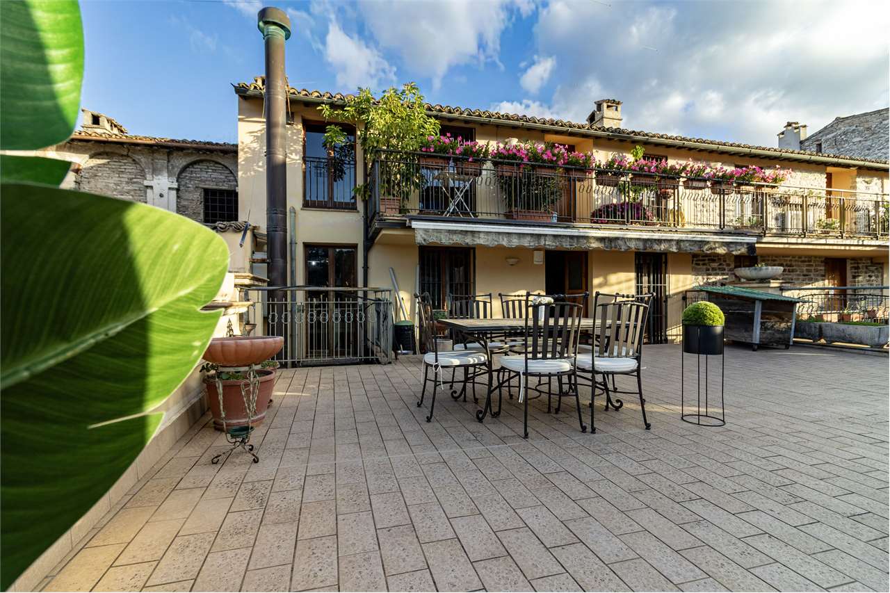 Dimora di pregio con terrazza panoramica di 100 mq e posto auto. — di prestigio in vendita a Spoleto — anteprima 101