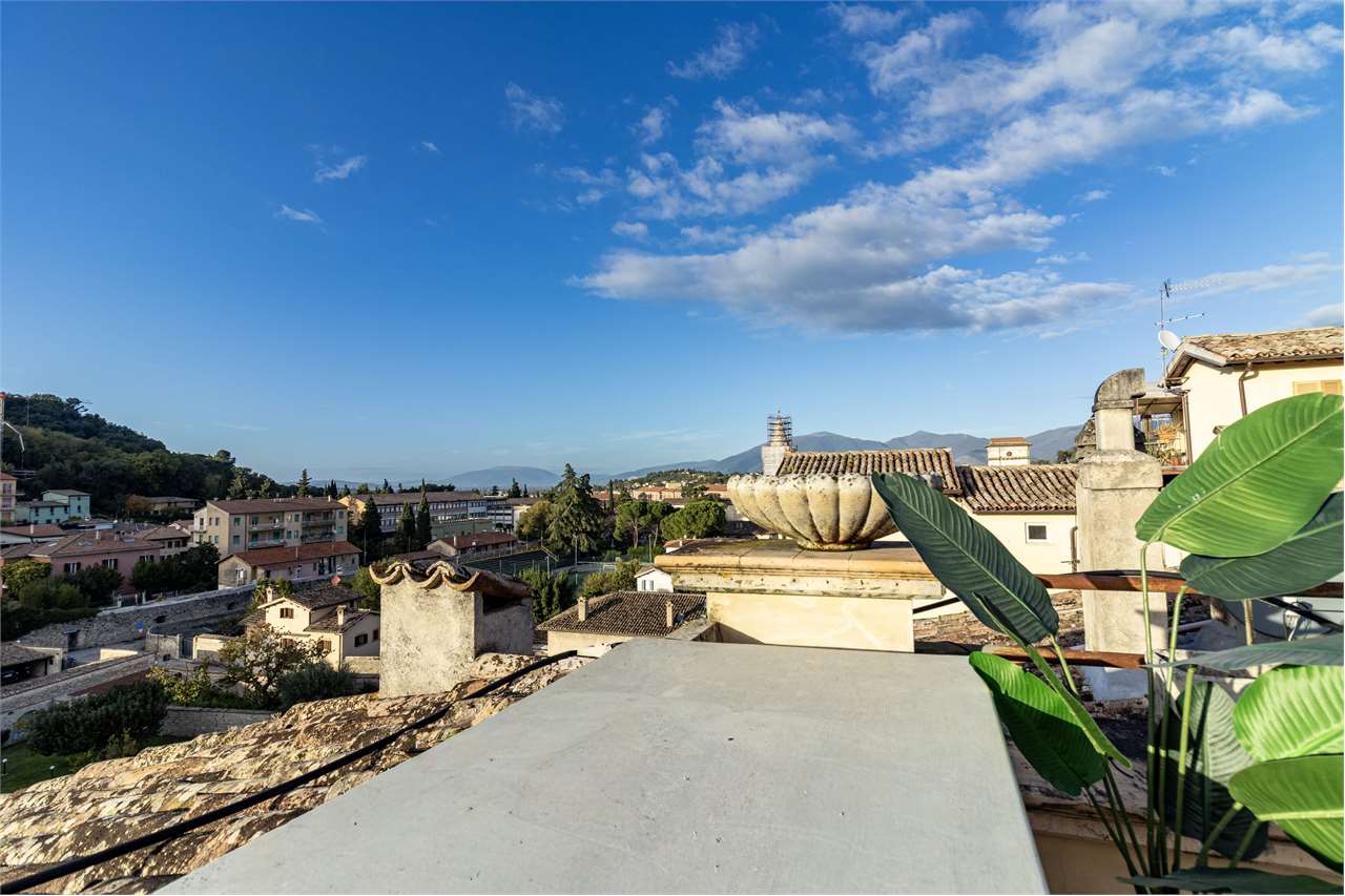 Dimora di pregio con terrazza panoramica di 100 mq e posto auto. — di prestigio in vendita a Spoleto — anteprima 102