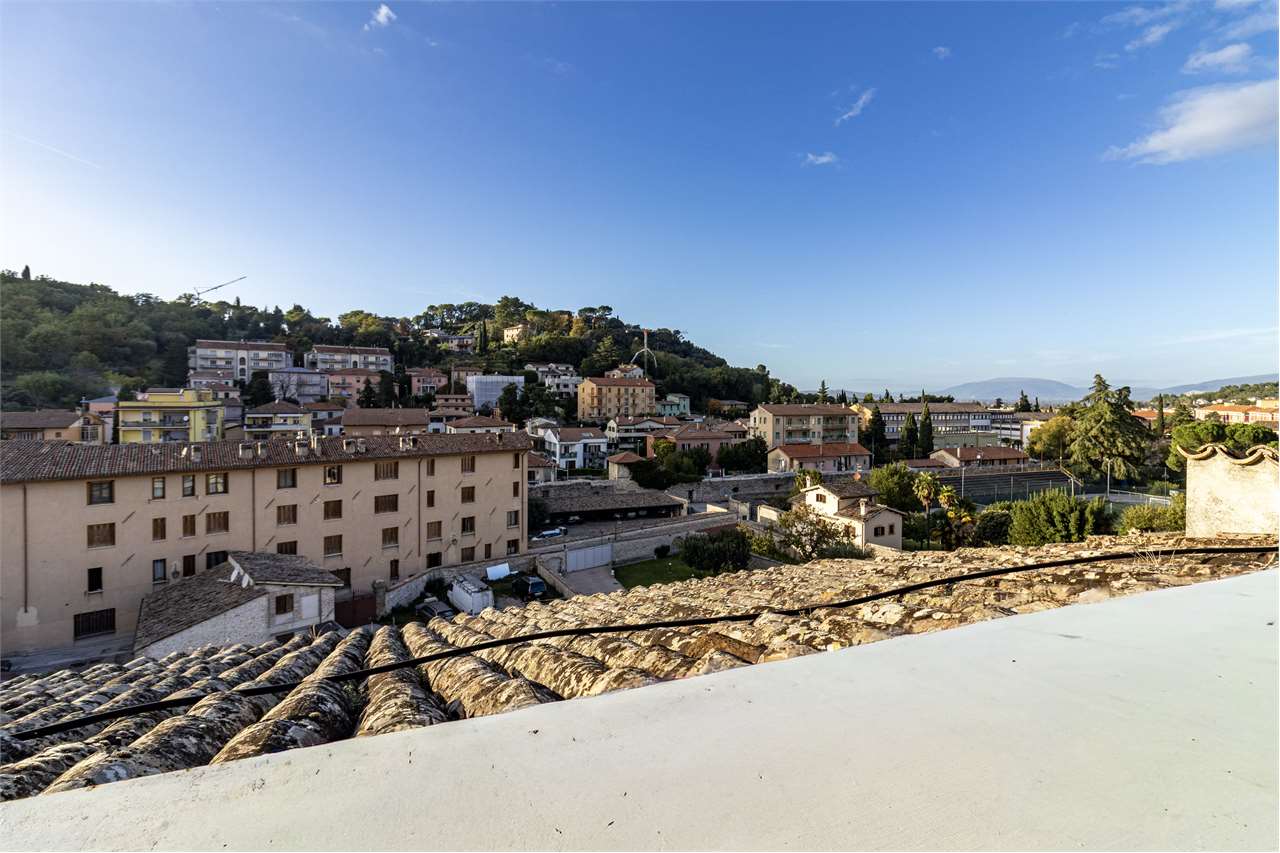 Dimora di pregio con terrazza panoramica di 100 mq e posto auto. — di prestigio in vendita a Spoleto — anteprima 19